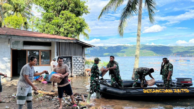 Kodam XX/TIB kirim logistik korban banjir via Danau Singkarak akibat akses darat terputus, memastikan bantuan tiba tepat sasaran di daerah terdampak, Minggu (30/11/2025).
