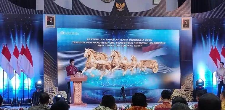 Deputy Kepala Perwakilan BI Sumbar Andi Setyo Biwado menyampaikan pertumbuhan ekonomi Sumbar triwulan 3 pada pertemuan tahunan Bank Indonesia 2025 di Kantor BI Sumbar, Jumat (28/11).