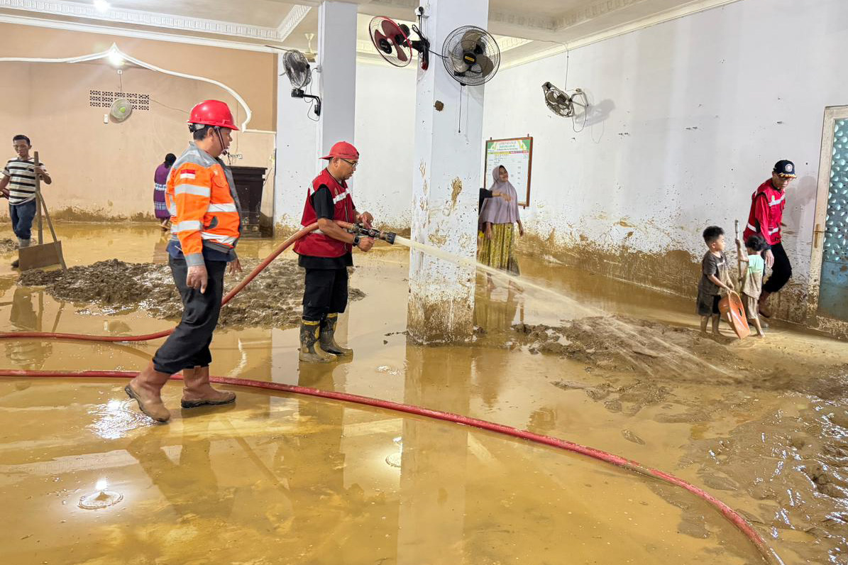 TRC PT Semen Padang bantu pembersihan Masjid Istiqlal Binuang usai banjir Batang Kuranji dengan mobil tangki dan Damkar internal, Sabtu (29/11/2025).