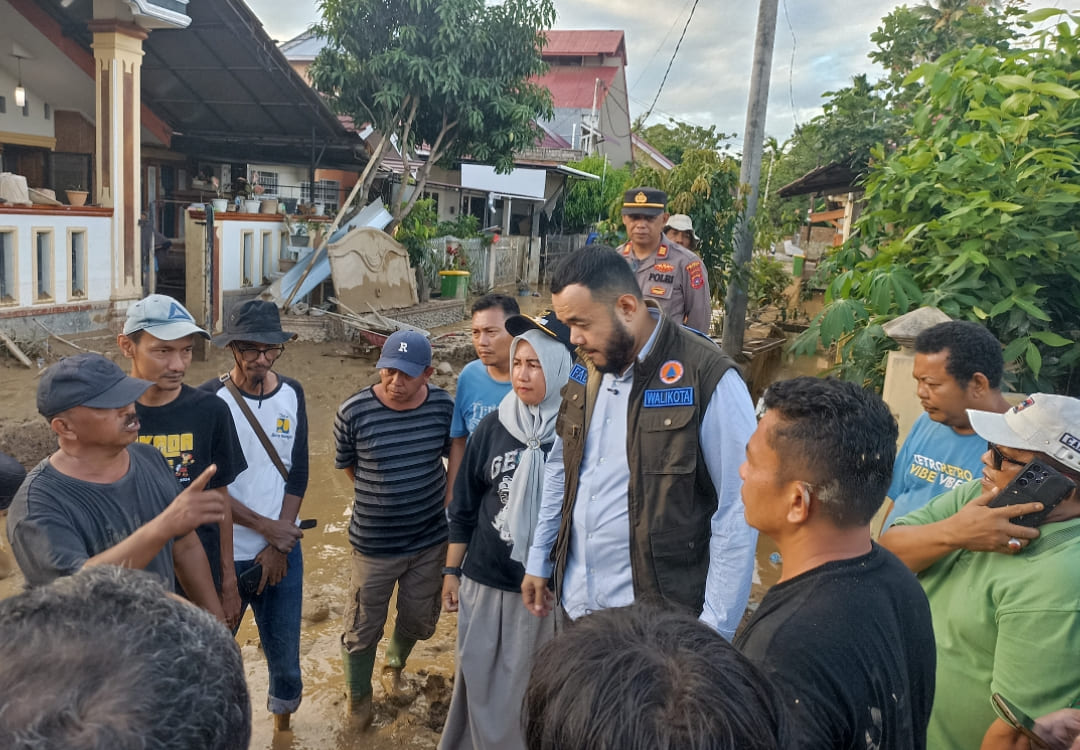 Penanganan banjir bandang Surau Gadang Nanggalo, Padang dipercepat. Wali Kota Padang tinjau 47 rumah terdampak dan salurkan bantuan.(Foto: Heri Sugiarto/Padek)