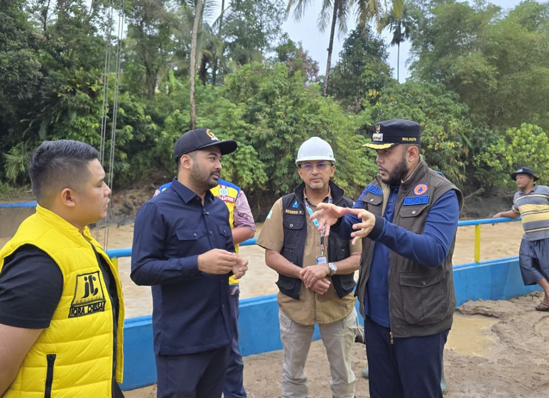Wali Kota Padang Fadly Amran dan Anggota DPR RI Zigo Rolanda tinjau IPA PDAM yang rusak. (Foto: Prokopim)