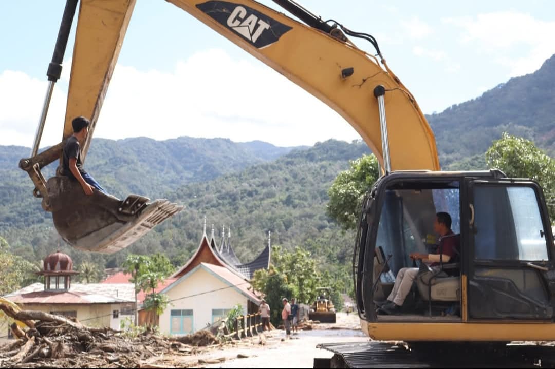 BP BUMN akan mengirim alat berat ke lokasi terdampak banjir bandang Tanahdatar untuk mempercepat pembukaan akses jalan dan pembersihan material longsor.(Foto: Prokopim Tanahdatar)