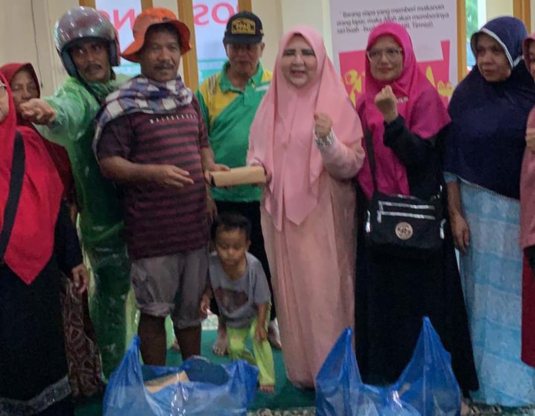 Nevi Zuairina menyampaikan bantuan kepada korban banjir bandang yang melanda sejumlah wilayah Sumatera Barat.(Foto: Tim NZ)