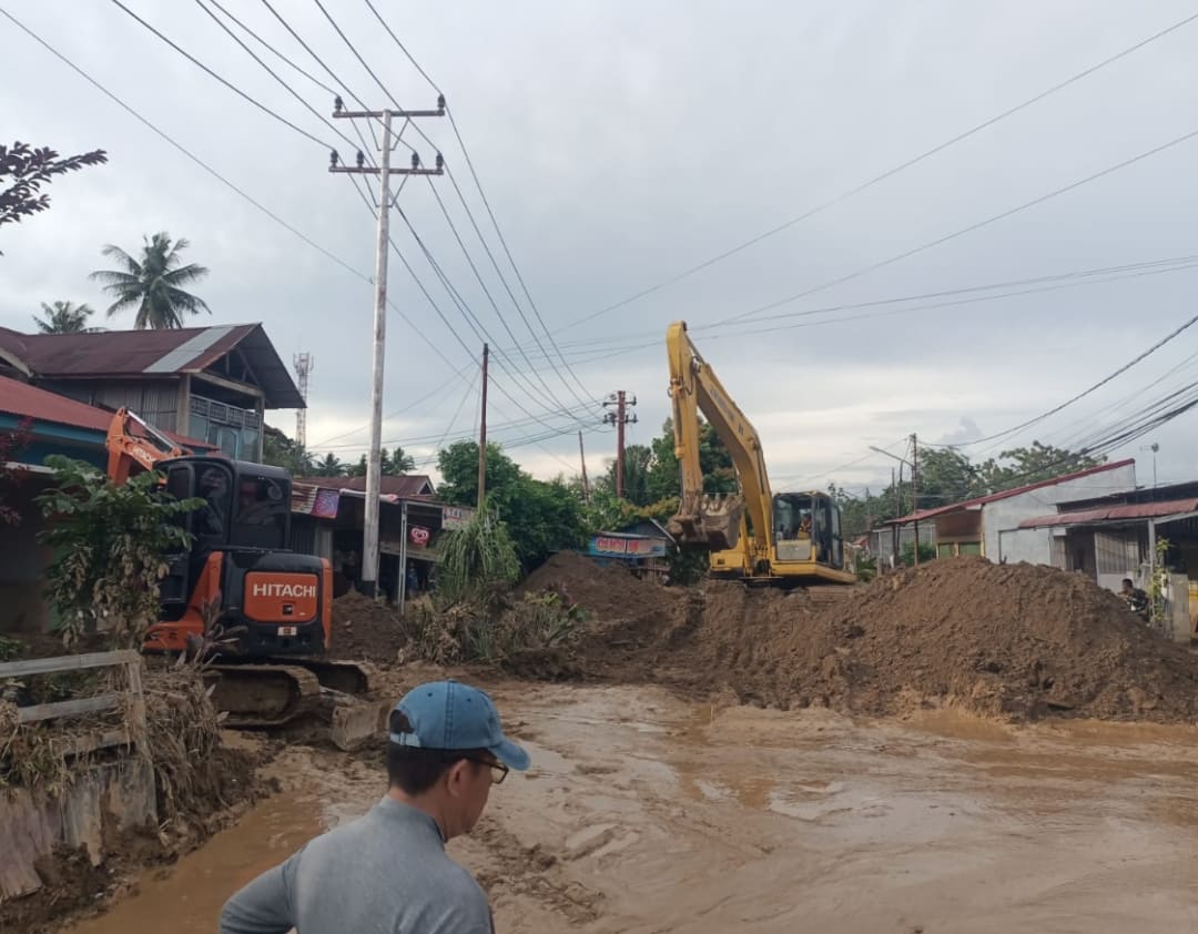 Pembersihan material banjir bandang di Kelurahan Surau Gadang, Nanggalo yang juga menjadi jalan akses ke SMAN 12 Padang. (Foto: Fitra PSG)