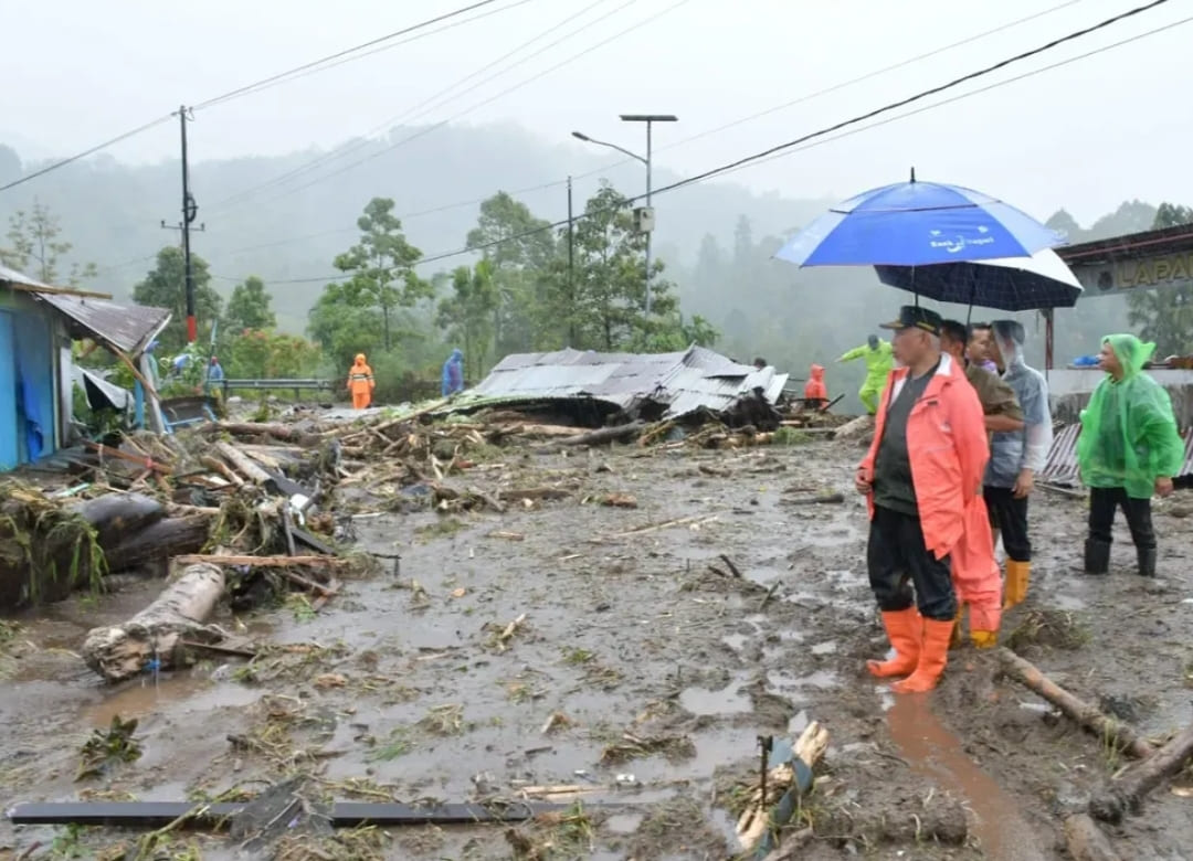 Gubernur Sumbar Mahyeldi Ansharullah meninjau lokasi terdampak banjir bandang di Agam, Sabtu (29/11/2025).(Foto: Diskominfo Agam)