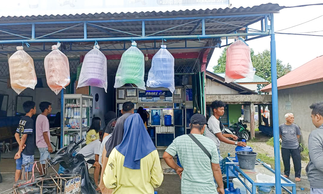 Penjualan air galon di Padang melonjak tajam setelah layanan PDAM terhenti akibat banjir. Warga antre memenuhi kebutuhan air bersih harian, Minggu (30/11/2025).