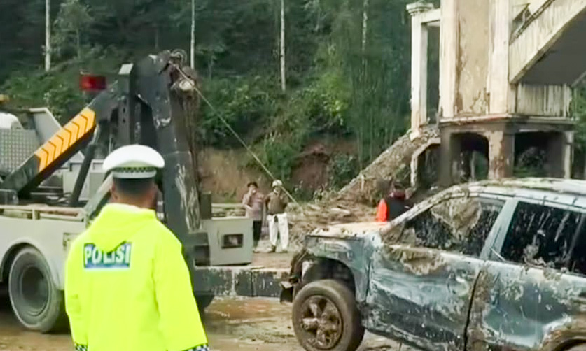 Evakuasi korban galodo dan kendaraan di jalur Padang&ndash;Bukittinggi berlangsung, polisi imbau warga dan pengendara motor hindari Lembah Anai demi kelancaran penanganan, Minggu (30/11/2025).