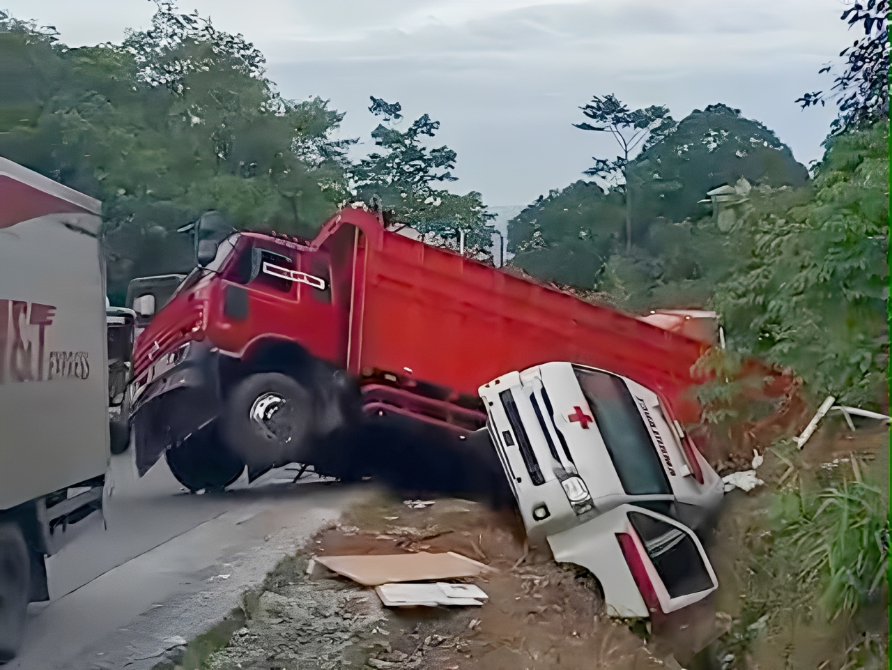Kecelakaan beruntun di tanjakan Sitinjaulauik libatkan ambulans pembawa korban Galodo, jalur Padang&ndash;Solok macet total. Polisi masih lakukan pendataan, Minggu (30/11/2025) pukul 01.00 WIB.