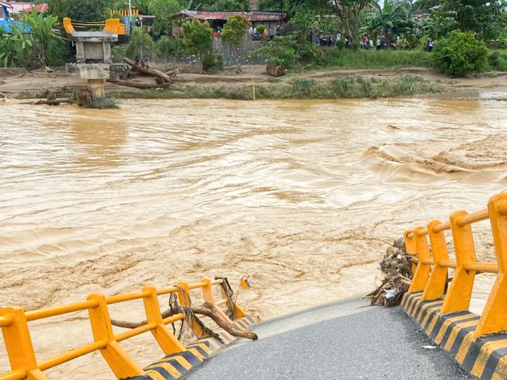 Jembatan Sawah Liek yang menghubungkan Kelurahan Kampung Olo dengan Kelurahan Surau Gadang, Kecamatan Nanggalo, Padang, mengalami kerusakan berat diterjang banjir pada Kamis (27/11/2025)