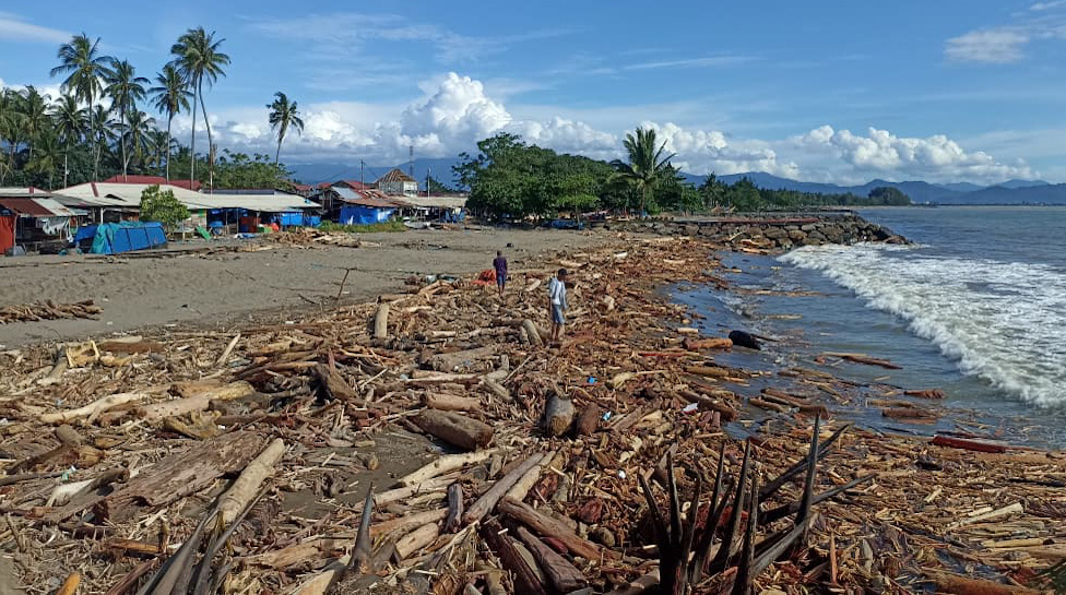 Kondisi di kawasan Pantai Pasir Jambak, Kota Padang, pascabanjir bandang, Sabtu (29/11/2025). (Foto: Fadli Zikri/Padeks)