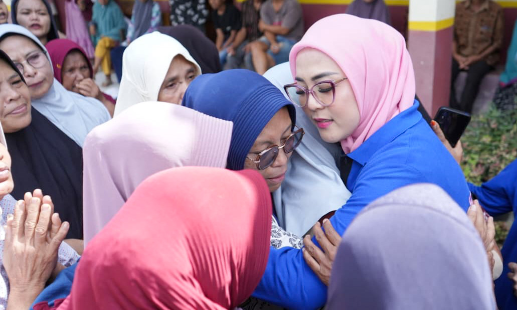 Ketua BKOW Sumbar Ny Dianita Maulin Vasko memeluk hangat ibu-ibu pengungsi, mengucapkan kata-kata empati atas duka yang dialami kaum ibu di Kabupaten Agam, Sabtu (29/11/2025).