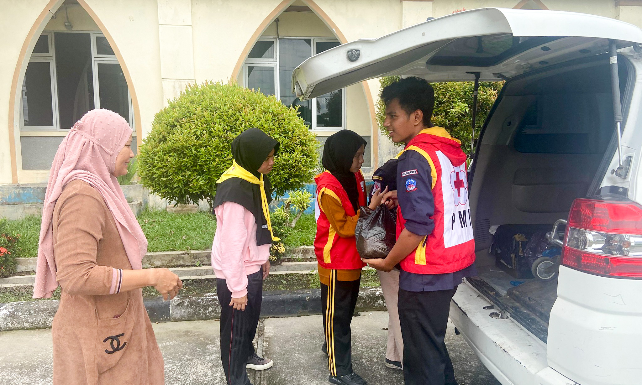 PMI Pariaman libatkan pelajar PMR dalam pemulihan pascabencana untuk memperkuat edukasi, solidaritas, dan kesiapsiagaan menghadapi bencana di lingkungan masyarakat.
