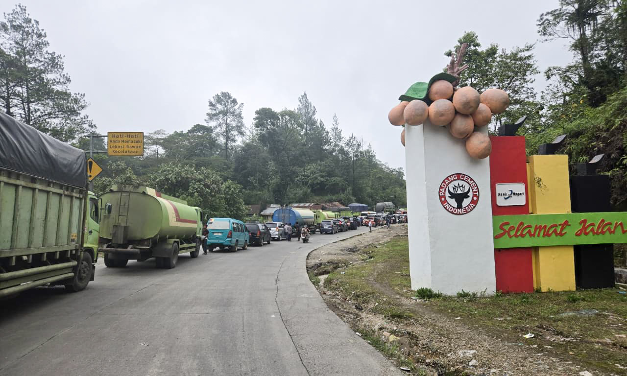 Update arus lalin Padang-Solok pascalaka beruntun di Sitinjaulauik Masih padat merayap, Minggu (30/11/2025) petang. (Foto: Satlantas Polres Solok)