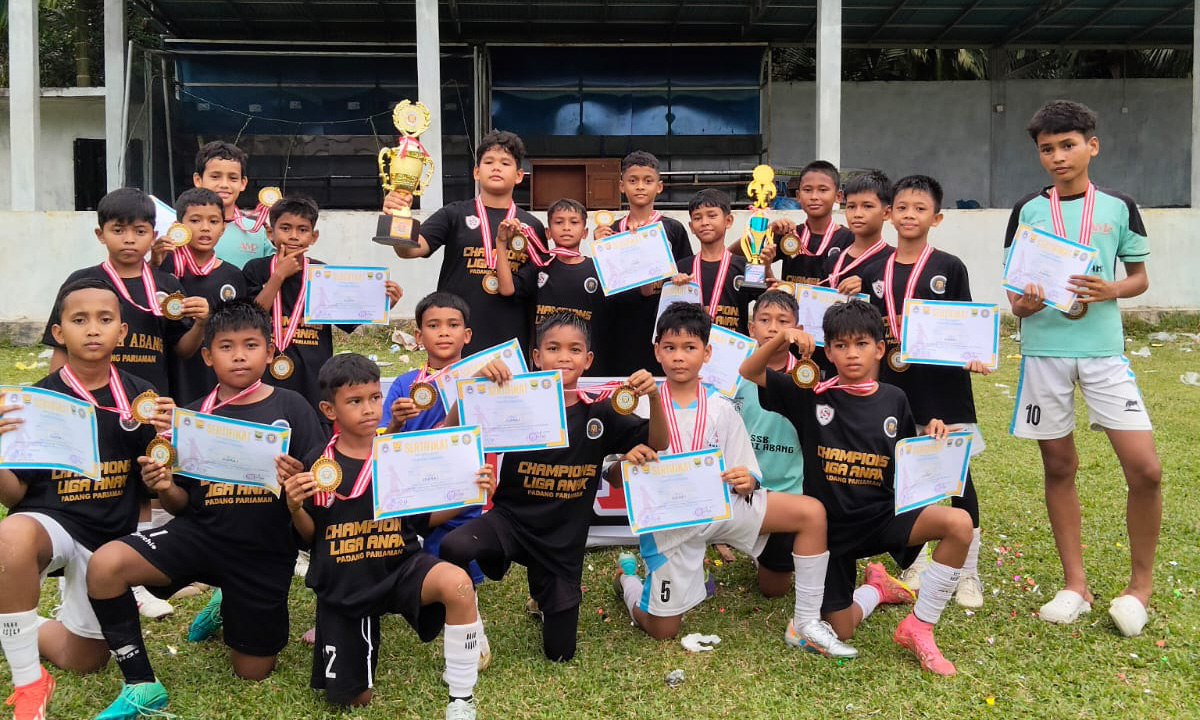 Tim U-12 SSB Sungai Abang Lubuk Alung saat menjuarai Liga Anak Padang Pariaman dan Kota Pariaman Oktober lalu. (Foto: Riyandi for Padeks)