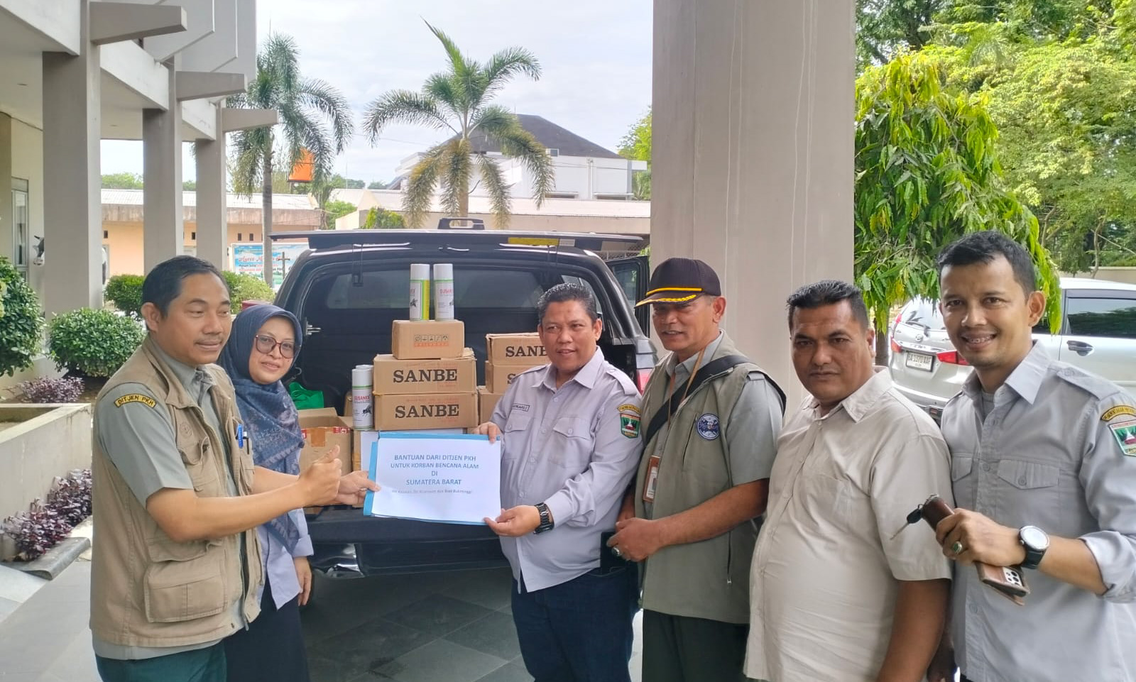 Kepala Dinas Perternakan dan Kesehatan Hewan Sumbar, Sukarli, menerima Bantuan obatan-obatan dan vitamin dari Ditjen PKH Pertanian RI, Minggu (30/11/2025).