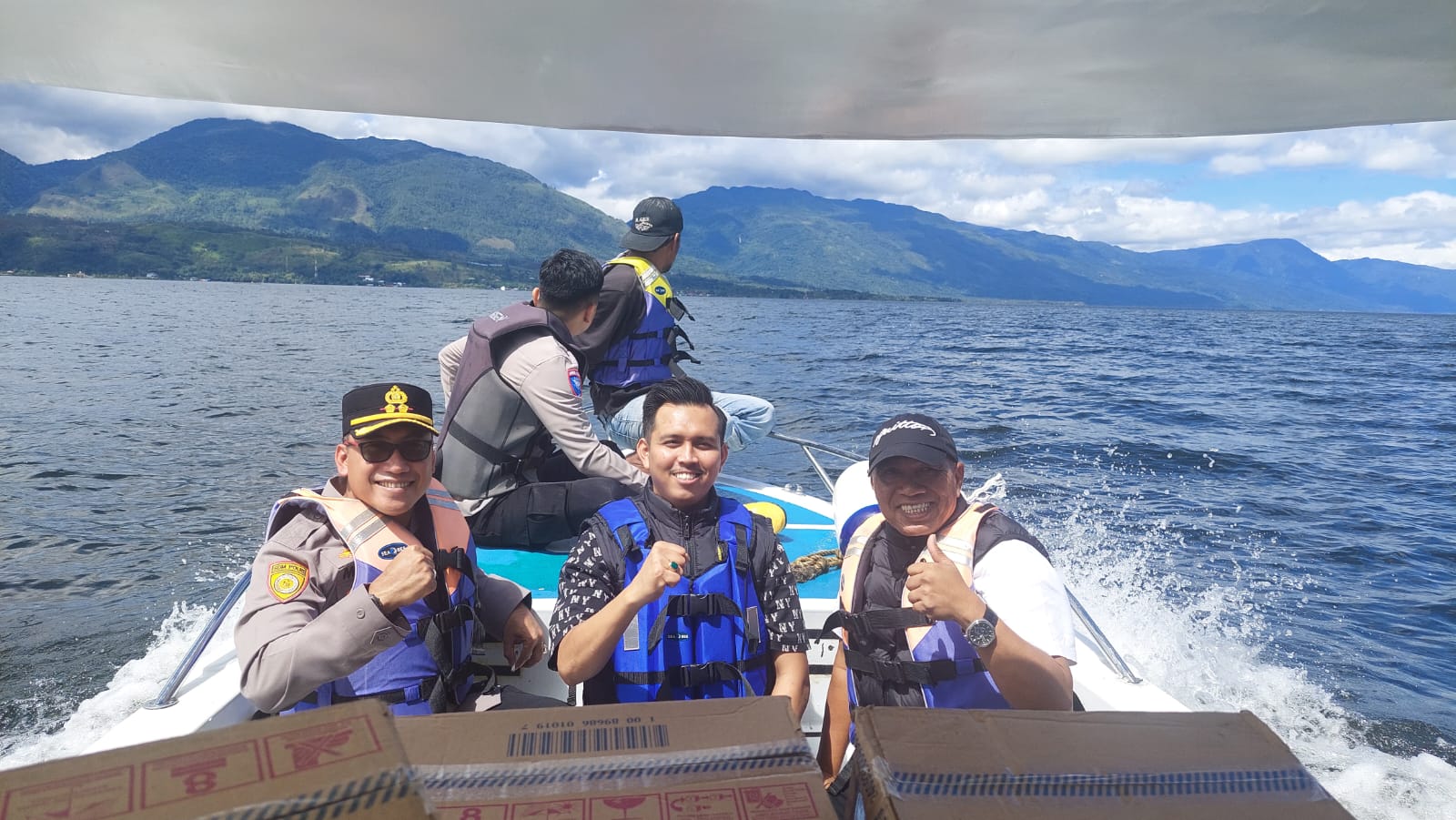 Kapolres Solok Kota AKBP Mas&rsquo;ud Ahmad salurkan bantuan ke wilayah terisolasi Junjung Sirih lewat Danau Singkarak, distribusi logistik diprioritaskan untuk warga terdampak banjir.