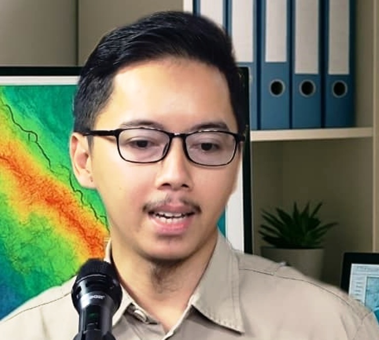 Deby Purnasebta Praktisi GIS Sumbar