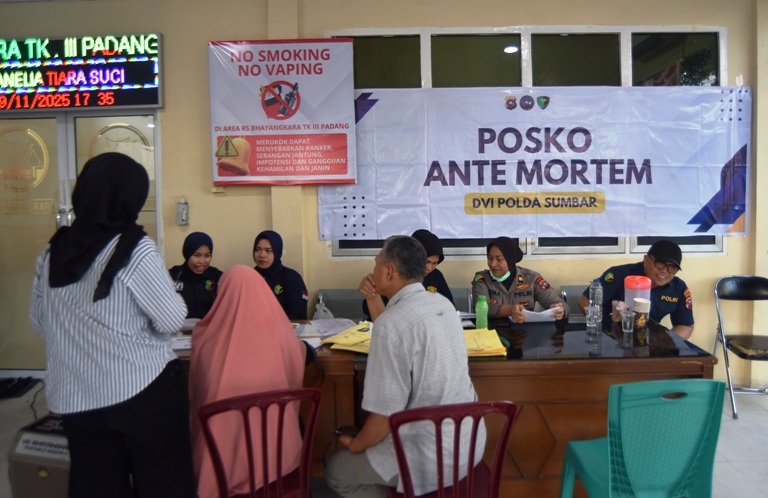 PENYERAHAN JENAZAH: Petugas DVI Polda Sumbar mendata keluarga korban bencana di Rumah Sakit Bhayangkara Padang, Sabtu (29/11).