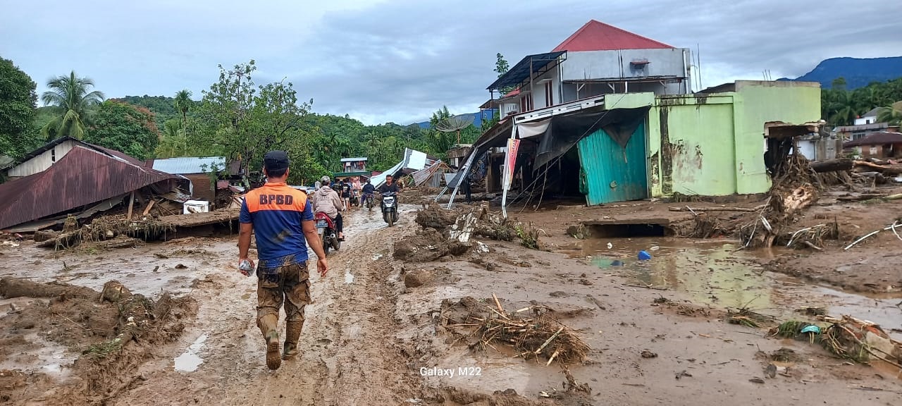 LULUH LANTAK: Bencana Galodo memicu kerusakan parah dan menelan banyak korban di jiwa di Salarehaie Timur, Kecamatan Palembayan, Kabupaten Agam. Saat ini, seluruh unsur fokus menyelamatkan warga.