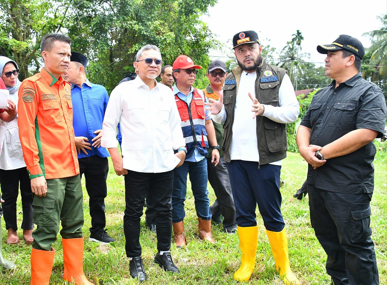 Wako Padang Fadly Amran mendampingi Menko Bidang Pangan, Zulkifli Hasan meninjau lokasi rencana pembangunan TPST-RDF di kawasan TPA Aiedingin, Minggu (30/11).
