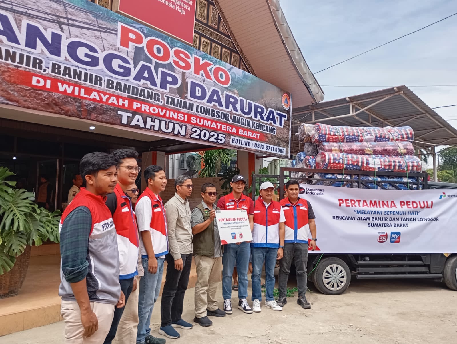 Pertamina Patra Niaga Sumbar bersama IT Teluk Kabung menyalurkan bantuan senilai Rp100 juta untuk korban bencana, Minggu (30/11/2025).