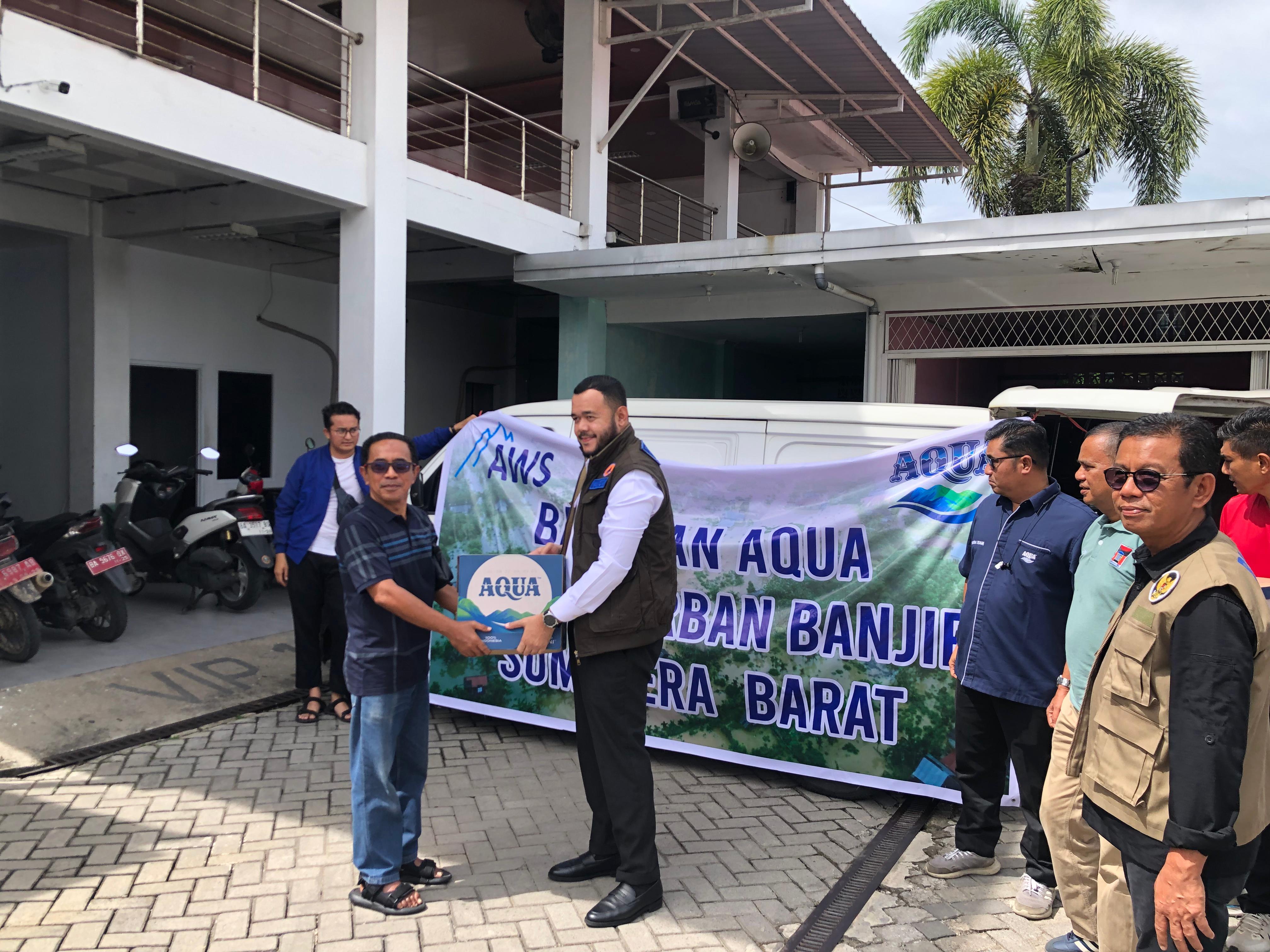Aqua Solok menyalurkan 280 dus air mineral untuk korban banjir Padang, Minggu (30/11/2025), diterima oleh Wako Fadly Amran.