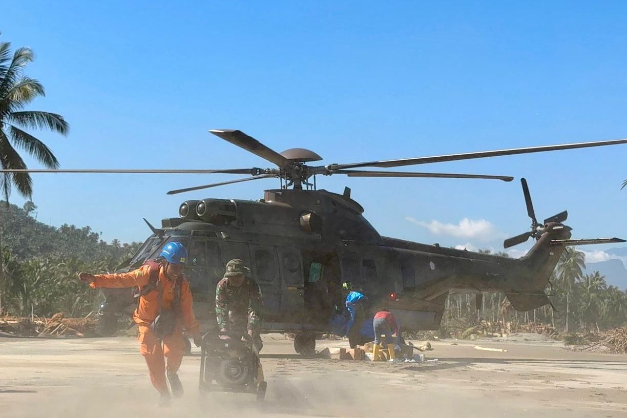 Petugas PLN bersama Personel TNI melakukan pendistribusian material tower, genset, dan bantuan di wilayah Bireuen, Aceh menggunakan helikopter, Minggu (30/11/2025).