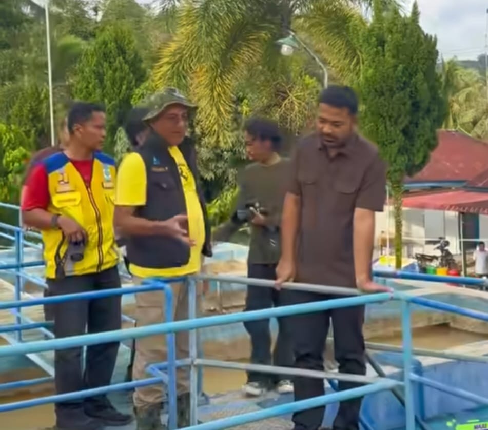 Anggota DPR RI Zigo Rolanda didampingi Dirut Perumda AM Padang Hendra Pebrizal meninjau intake pascabanjir bandang pekan lalu.