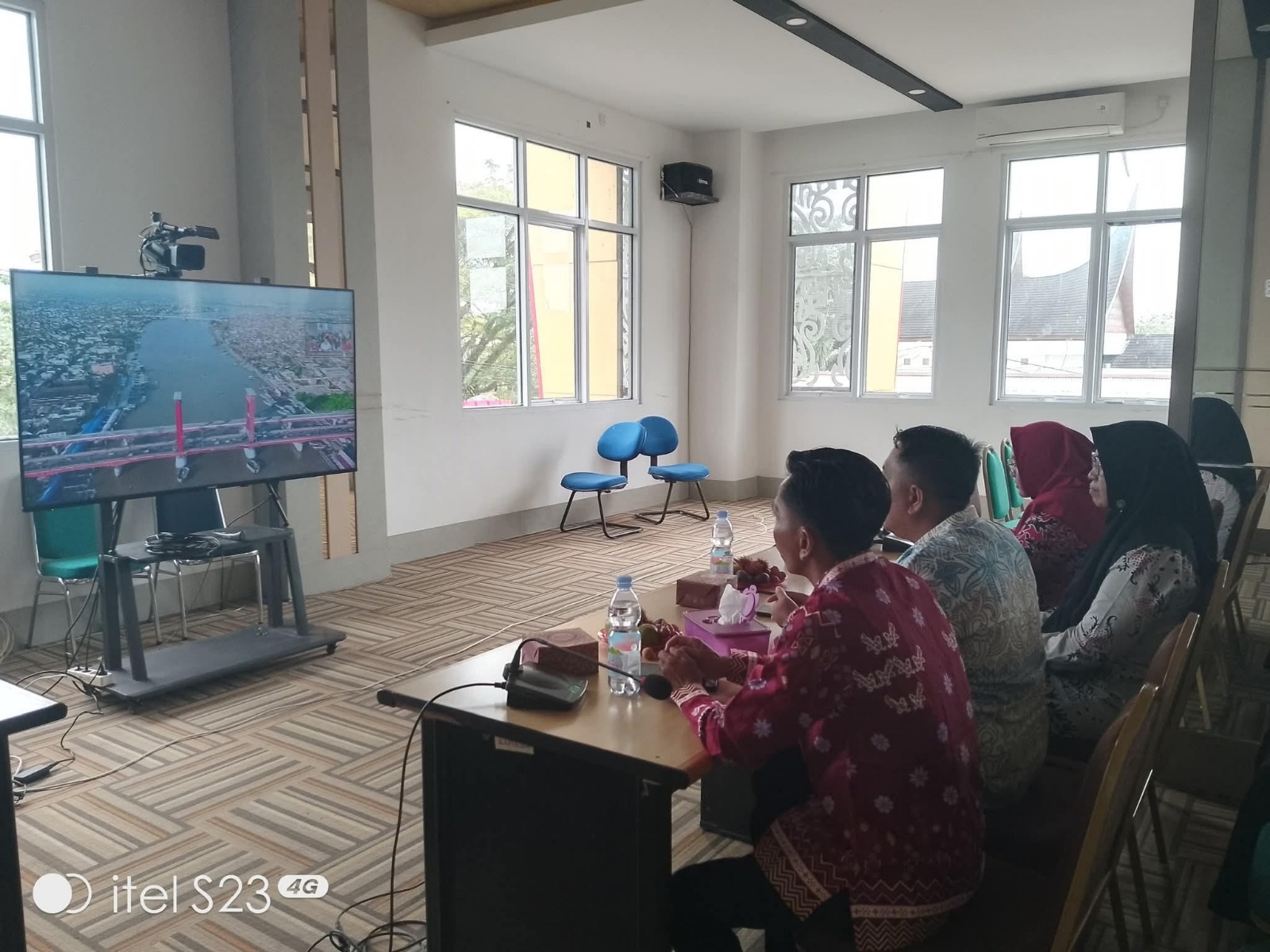 PRESTASI: Kepala Dinas Kominfo Dharmasraya, Darisman, menyaksikan pengumuman predikat Kabupaten Sehat kategori Wiwerda 2025 melalui Zoom bersama jajaran pemerintah daerah dan tim kesehatan.