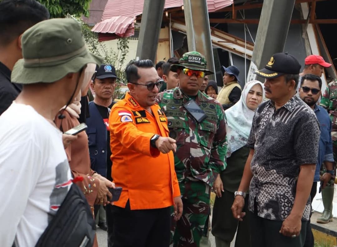 Bupati Tanahdatar Eka Putra meninjau lokasi banjir bandang di Nagari Sumpur, usai 15 rumah warga dilaporkan hanyut dan puluhan lainnya terancam tidak bisa ditinggali.(Foto: Prokopim)