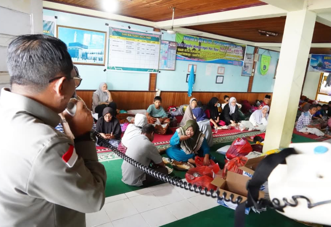Bupati Eka Putra melihat kondisi pengungsi  pascagalodo. (Foto: Prokopim)