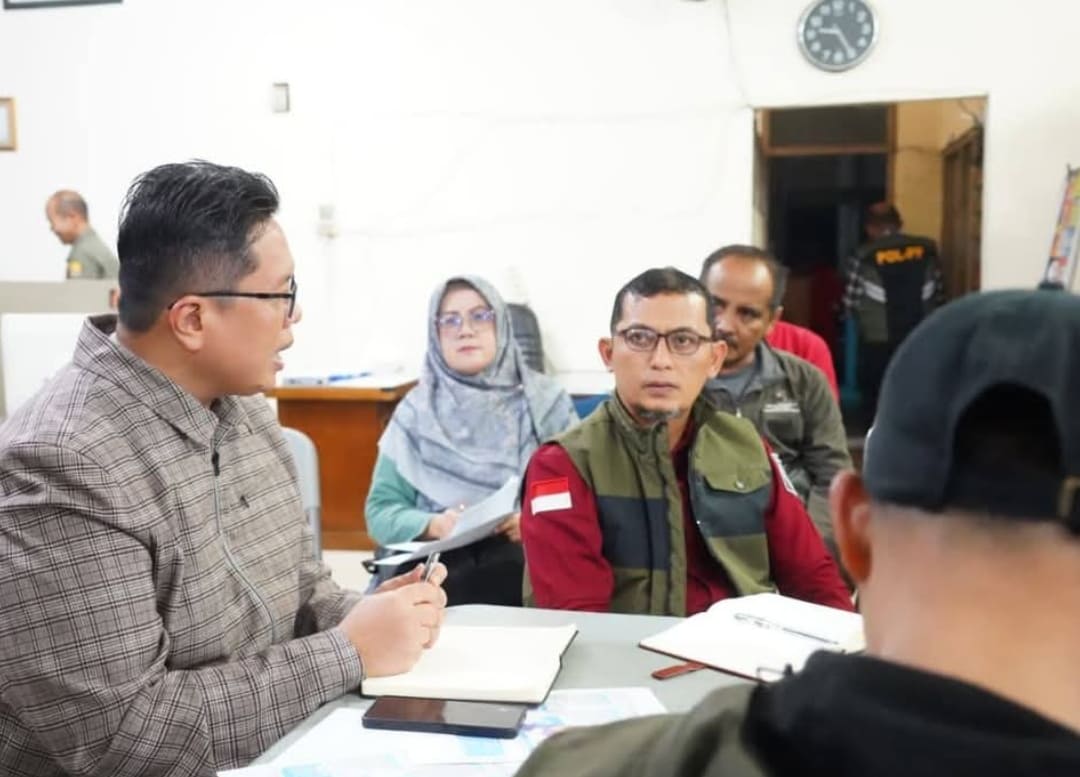 Wakil Bupati Tanahdatar Ahmad Fadly memimpin rapat evaluasi tanggap bencana di Posko BPBD Kampung Teleng, Jumat (28/11/2025). (Foto: Prokopim)