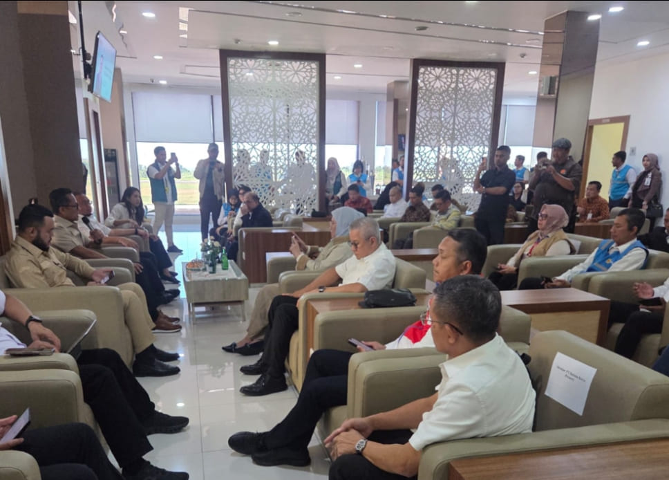 Kepala BP BUMN Dony Oskaria memimpin rapat di Bandara Internasional Minangkabau, membahas percepatan bantuan BUMN untuk korban bencana. (Foto: IST)