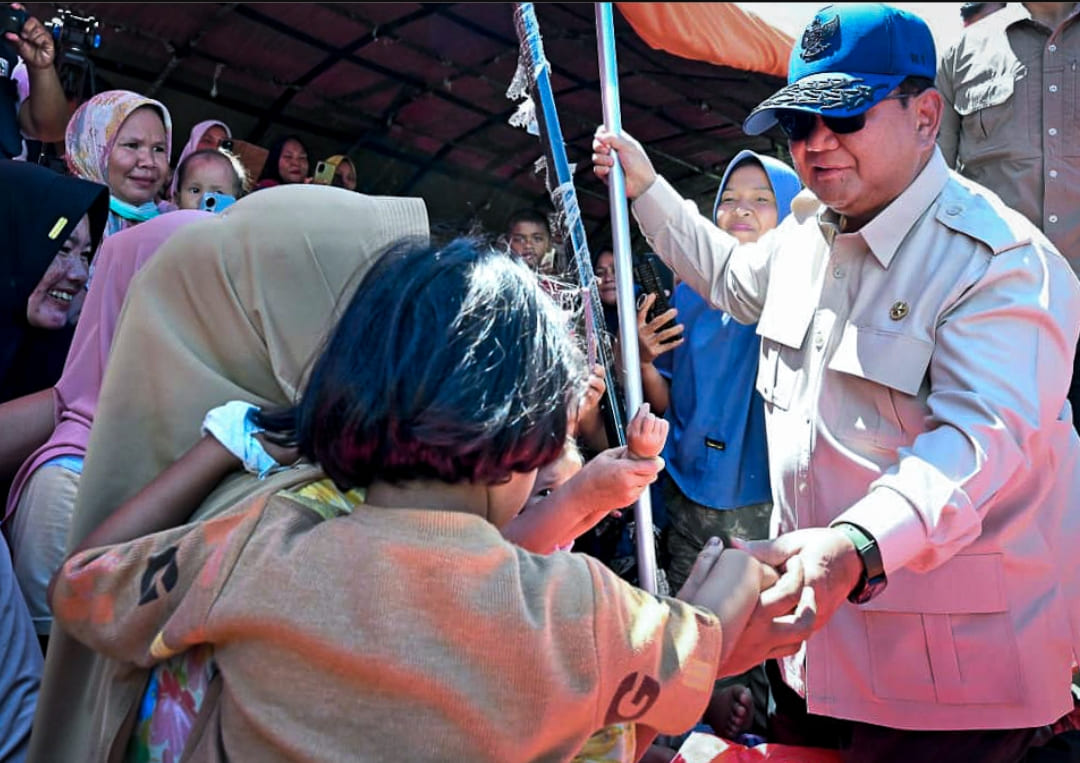 Presiden Prabowo di Posko Pengungsian Warga Korban Bencana di Desa Bambel Baru, Aceh Tenggara, Senin (1/12/2025). (Foto: BPMI Setpres)  Read more: https://setkab.go.id/prabowo