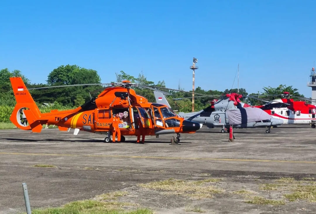 Helikopter BNPB dikerahkan mengangkut bantuan logistik untuk warga terdampak banjir di Kabupaten Solok, Sumatera Barat, Senin (1/12/2025).(Foto: Humas BNPB)