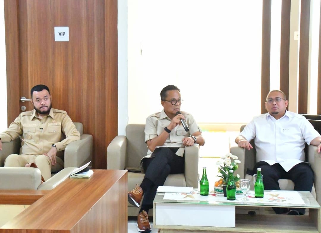 BP BUMN dan Pemerintah Kota Padang bahas bantuan percepatan pemulihan pasca banjir bandang dan longsor melalui dukungan terkoordinasi lintas sektor.(Foto: Prokopim)
