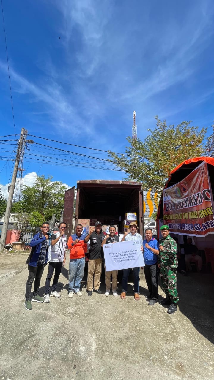 Pinca BRI Painan, Helmi Shauman, (empat dari kanan) saat menyerahkan bantuan sembako secara simbolis di kantor BPBD Pessel.