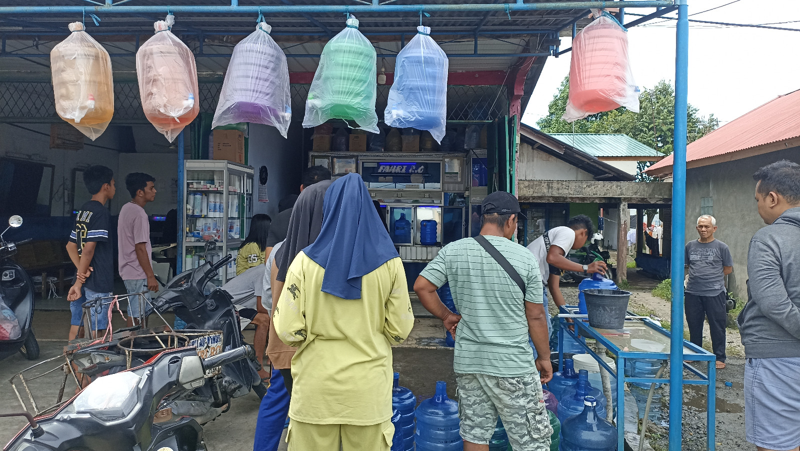 Sejumlah warga terlihat antre membeli air isu ulang di salah satu depot air di Lubukbuaya, kemarin.