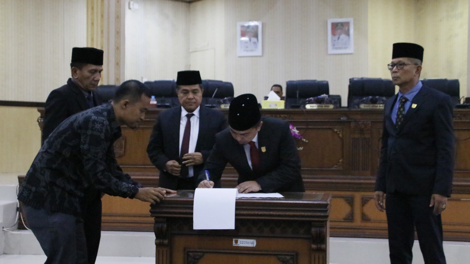 BAHAS ANGGARAN: Ketua DPRD Agam Ilham disaksikan Bupati Agam Benni Warlis dan pimpinan DPRD lainnya saat menandatangani Ranperda APBD 2026 menjadi Perda, di aula utama kantor DPRD setempat, (30/11).