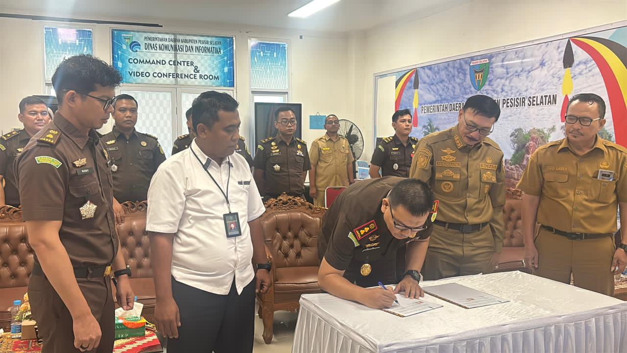 Kepala Kejari Pessel, Mohd Radyan, saat melakukan penandatanganan PKS dengan disaksikan Bupati Pessel, Hendrajoni, dan jajaran. (Dok Humas Kejari Pessel)