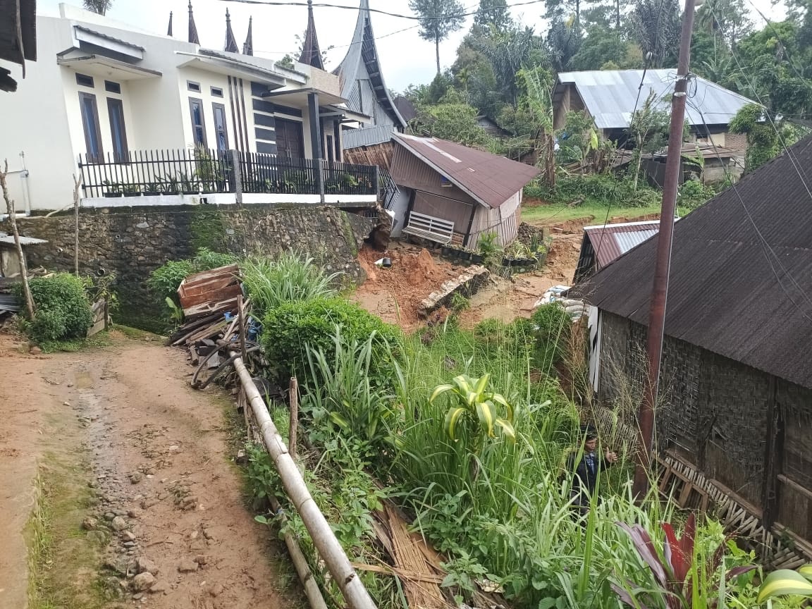AKIBAT CUACA EKSTREM:Terlihat kerusakan yang parah akibat bencana banjir dan longsor di Kecamatan Gunung Omeh, Kabupaten Limapuluh Kota, Minggu (30/11).
