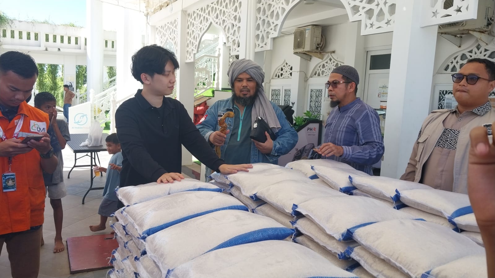 Willie Salim dan Ustaz Derry menyalurkan ratusan paket sembako untuk korban banjir Padang melalui LMI agar bantuan cepat tersalurkan tepat sasaran.