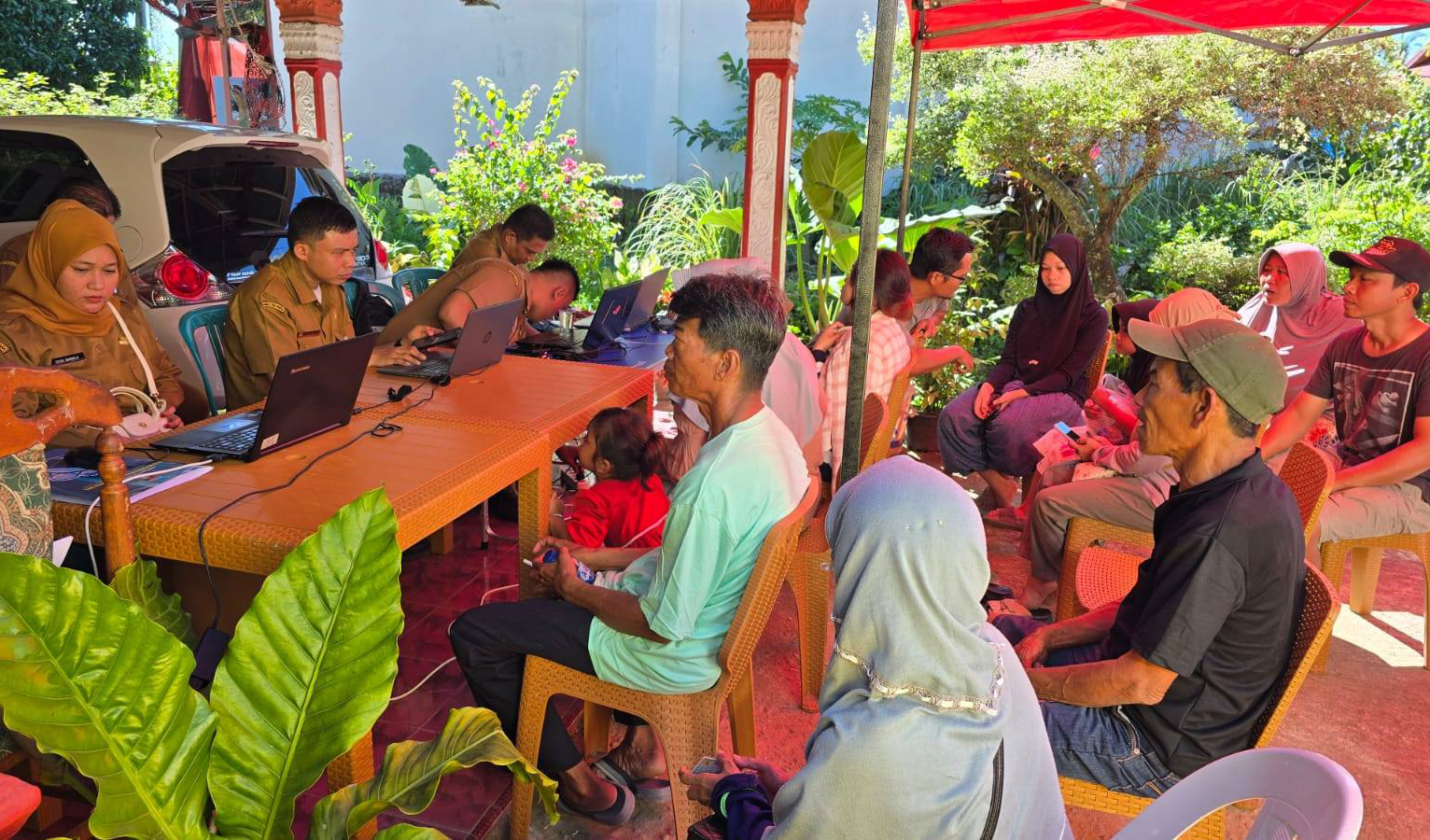 Disdukcapil Padang membuka posko layanan dokumen bagi warga Koto Tangah terdampak banjir untuk memudahkan penerbitan ulang KTP, KK, dan dokumen penting, Senin (1/12/2025).