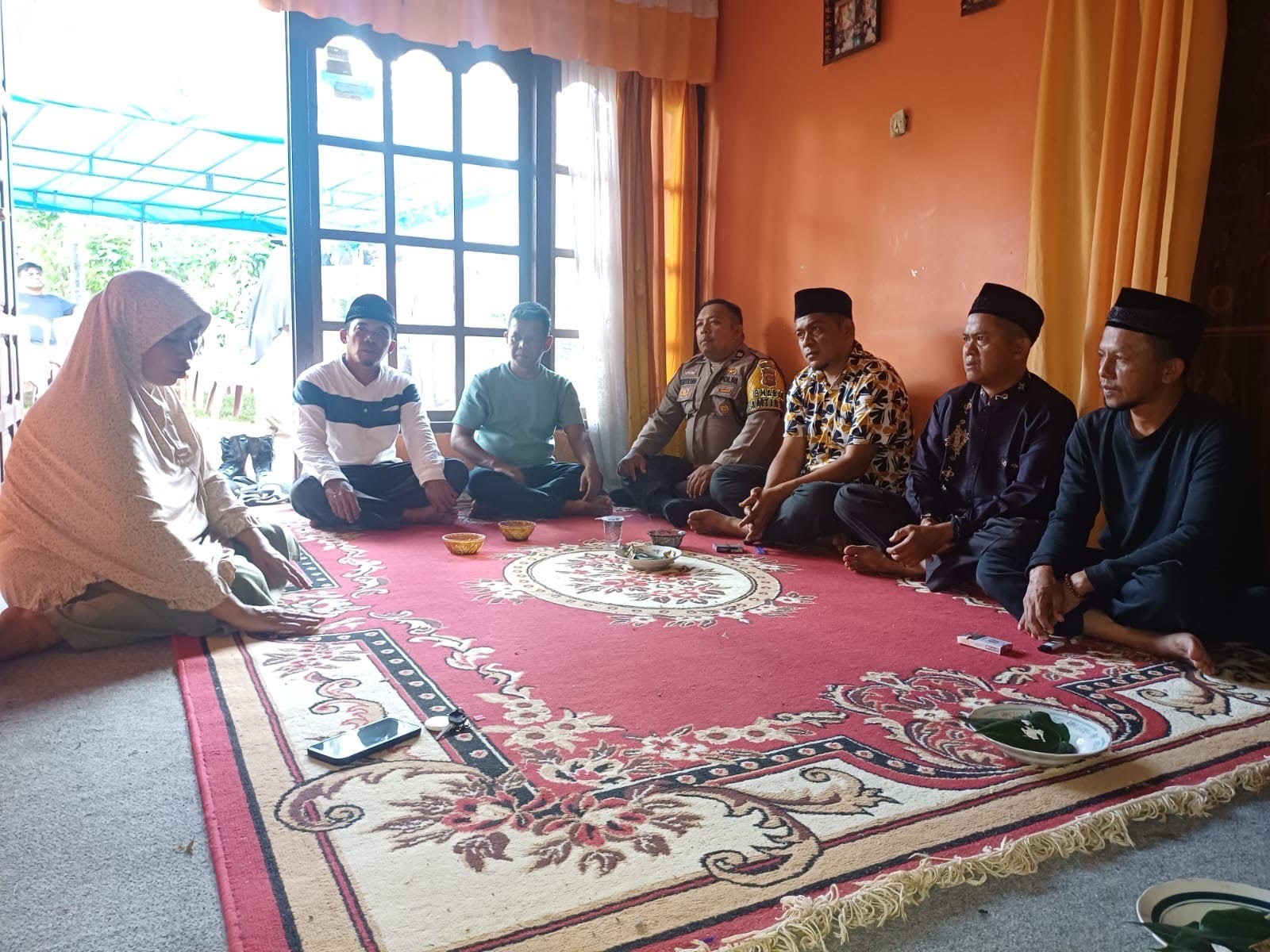 TURUT BERDUKA: Anggota DPRD Limapuluh Kota M. Fajar Rillah Vesky bersama tokoh masyarakat Situjuah Batua melayat ke rumah duka almarhum M. Rafi Bakri di Jorong Lakuang, Minggu (30/11).