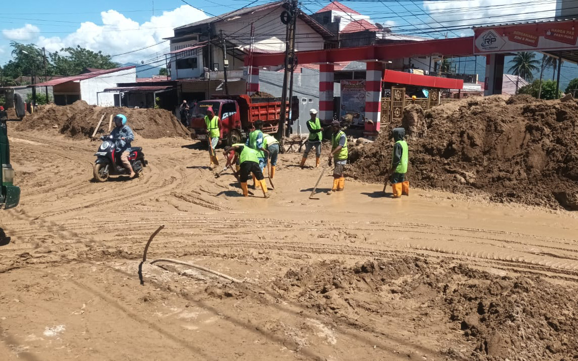 Akhirnya PUPR Padang kerahkan tenaga manual untuk percepatan pembersihan sedimen pascabanjir di depan Kompleks Indah Pratama Kelurahan Surau Gadang, Nanggalo, Senin siang (1/12/2025).