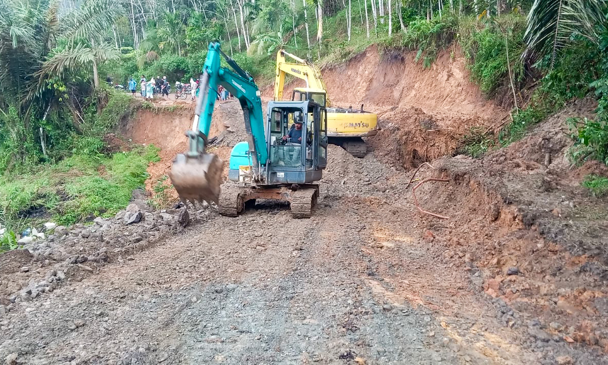 BMCKTR Sumbar percepat penanganan longsor di berbagai ruas jalan, termasuk Koto Mambang&ndash;Balingka dan Jembatan Katangka. Terlihat pengerjaan jalan provinsi yang hubungkan Simpang Ampek dan Panti.
