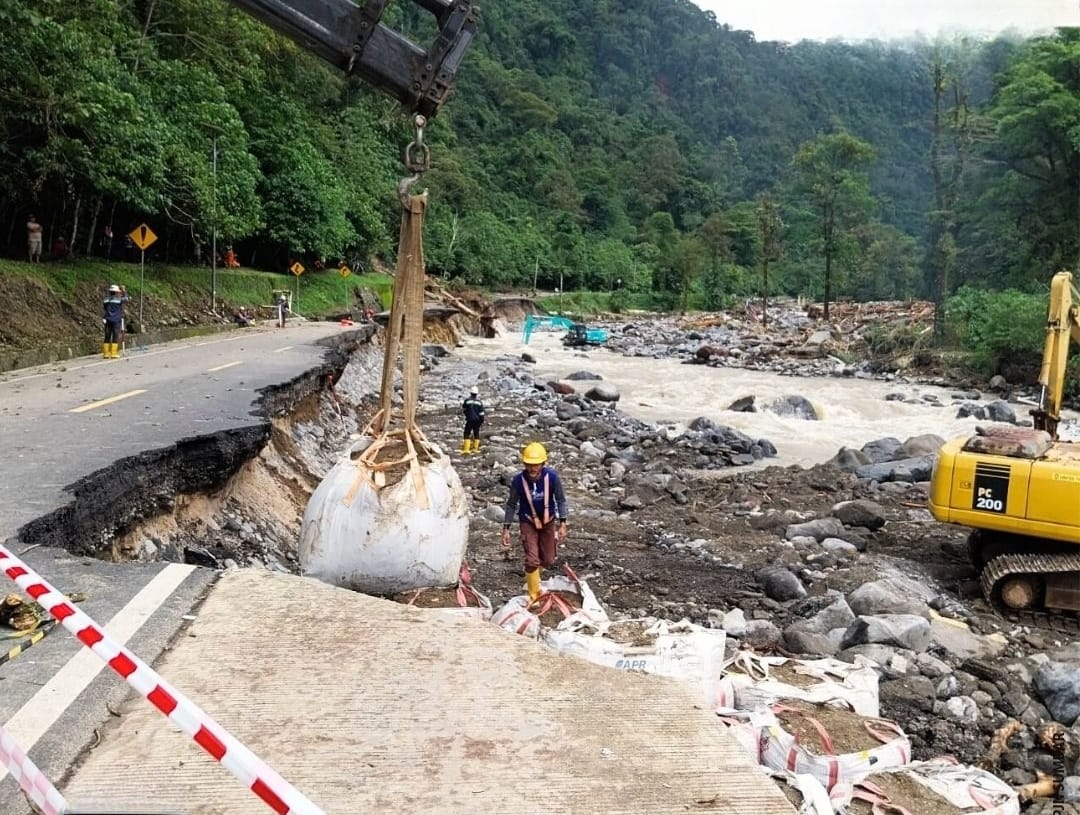 BPJN Sumatera Barat bersama PPK 1.1 terus melakukan upaya tanggap darurat pada titik Km 63+650, tepatnya di Lembah Anai yang terdampak banjir dan gerusan air sungai. (Foto: BPJN Sumbar)