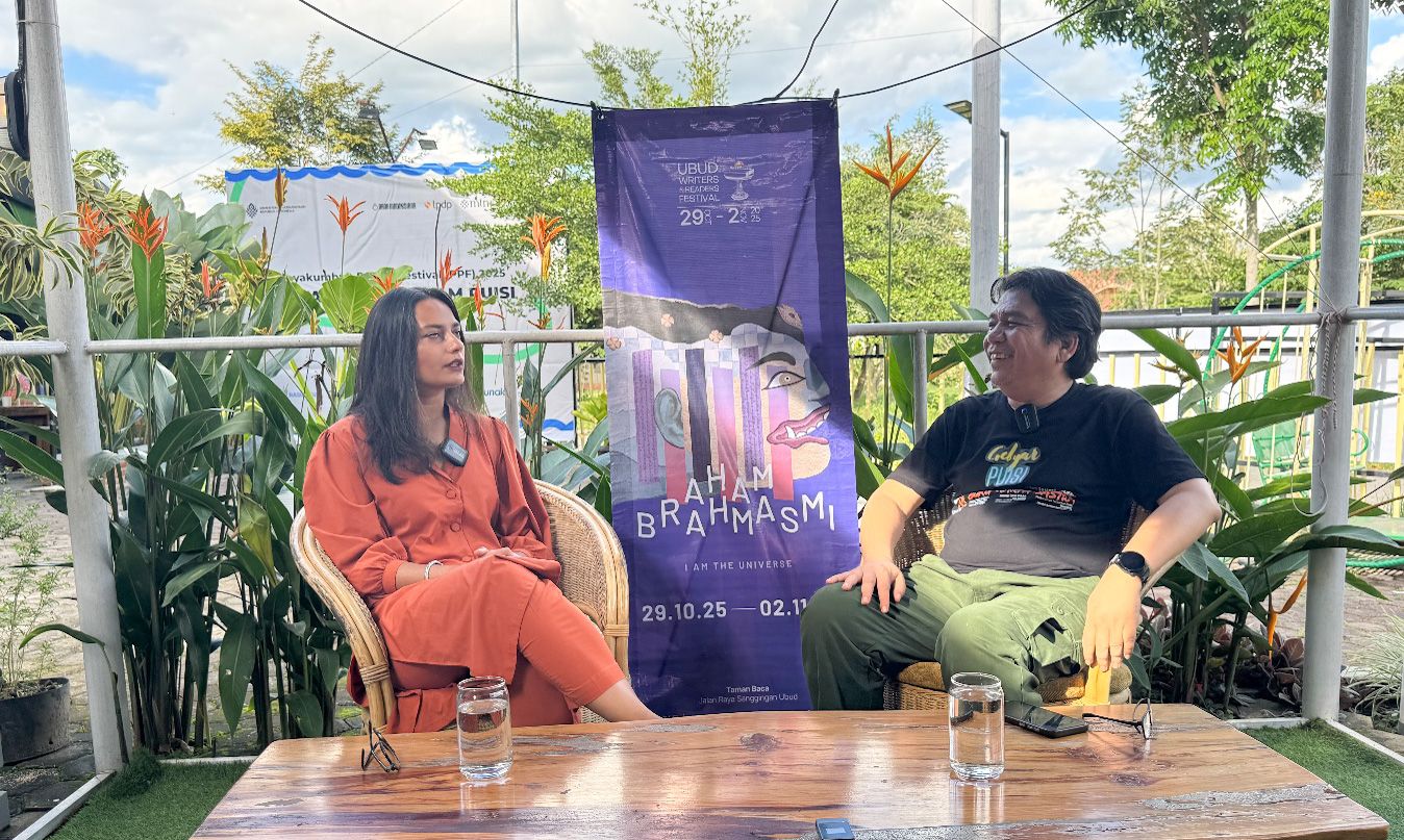 Kurator PPF 2025, S Metron Masdison dan Penyair asal Pakistan, Namal Siddiqui melakukan podcast dalam tema Tata Kelola Ekosistem Festival&nbsp;(29/11/2025).