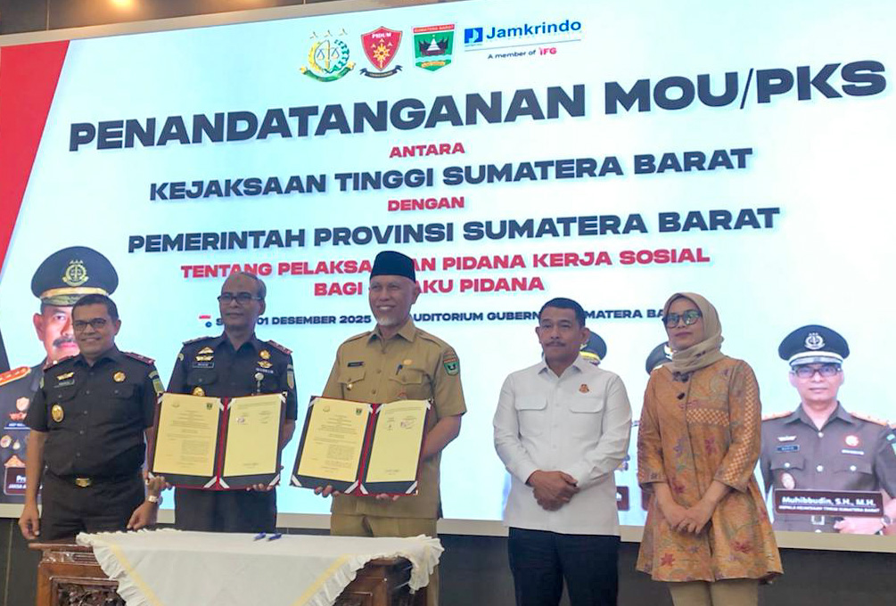 Pemprov Sumbar dan Kejati Sumbar menandatangani MoU penerapan pidana kerja sosial untuk efektivitas pemidanaan dan penguatan pemulihan sosial di daerah, Senin (1/12/2025).