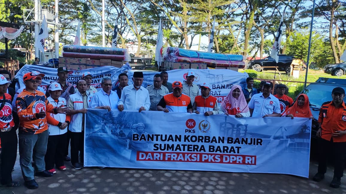 Sekjen DPP PKS, Ketua DPW PKS Sumbar, Fraksi PKS DPR RI dan Gubernur Sumbar saat melepas bantuan korban banjir Sumbar di kantor DPW PKS Sumbar, Senin (1/12/2025).